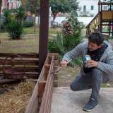 Qui osserviamo il 53enne Vincenzo, intento col pennello a dar vita a un presepe, su "mandato" del comitato di quartiere